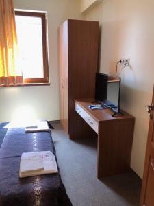TV a/nebo společenská místnost v ubytování Sunny Paradise Family Hotel
