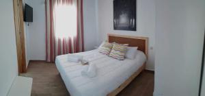 サオラにあるLa Aceitera de Trafalgarのベッドルーム1室(白いベッド1台、枕付)、窓が備わります。