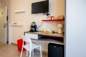a room with a desk with a tv on the wall at Residenza Eleonora in Salerno
