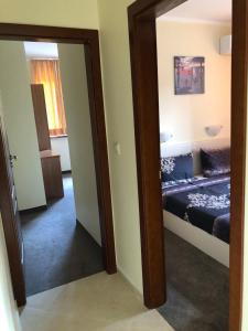 Postel nebo postele na pokoji v ubytování Sunny Paradise Family Hotel