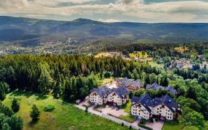 widok z lotu ptaka na duży dom w górach w obiekcie Apartamenty Sun & Snow Osiedle Podgórze w Szklarskiej Porębie