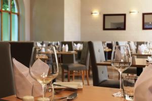 A restaurant or other place to eat at Manor Of Groves Hotel 