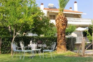 Taman di luar Lazy Cat Holiday House