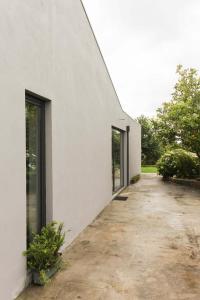 um edifício branco com janelas e uma entrada em Garden House Ramalde no Porto