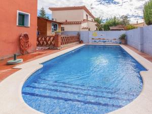 una piscina en el patio trasero de una casa en Belvilla by OYO Marinada, en Sant Pere Pescador