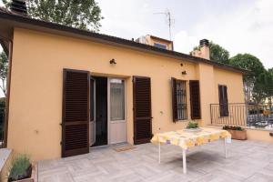 una pequeña casa con una mesa delante en Florence Shabby Chic Home, en Florencia