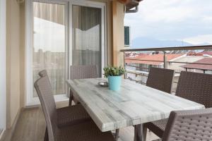 Балкон или терраса в Ammos Beach Seaside Luxury Suites Hotel