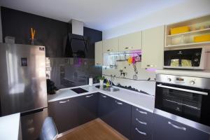 Küche/Küchenzeile in der Unterkunft Luxury Apartment with Private Heated Pool