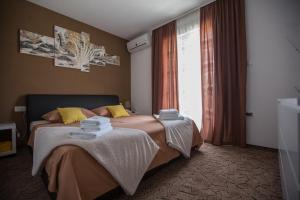 ein Hotelzimmer mit zwei Betten und einem Fenster in der Unterkunft Luxury Apartment with Private Heated Pool in Šibenik