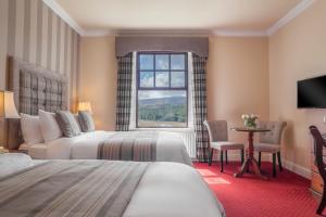 Postel nebo postele na pokoji v ubytování An Chúirt Hotel, Gweedore, Donegal