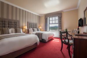 Postel nebo postele na pokoji v ubytování An Chúirt Hotel, Gweedore, Donegal