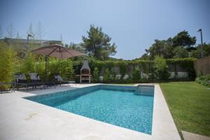 Der Swimmingpool an oder in der Nähe von Luxury Apartment with Private Heated Pool