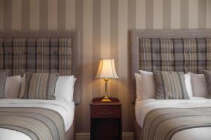 Postel nebo postele na pokoji v ubytování An Chúirt Hotel, Gweedore, Donegal