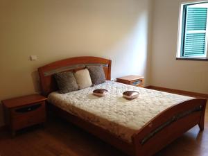 リベイラ・ブラーヴァにあるBento Lodge by Madeira Holiday Rentalsのベッドルーム1室(ベッド1台、帽子2つ付)