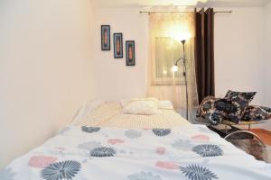 - une chambre avec un lit et une chaise dans l'établissement Apartment Danijela 258, à Pula