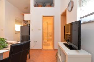 ein Wohnzimmer mit einem TV auf einem weißen Tisch in der Unterkunft Apartment Danijela 258 in Pula