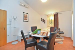 Apartment Danijela 258 في بولا: غرفة طعام مع طاولة وكراسي