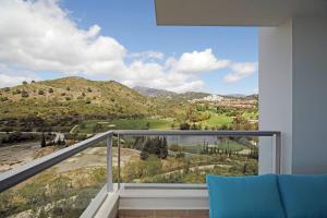 Balcony o terrace sa Luxury Flat -Sea, Golf and Mountain Views