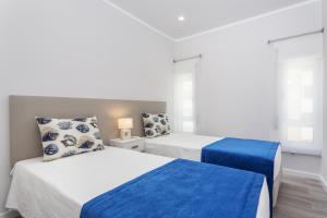 Luxury Beach Apartment at Armação de Pêraにあるベッド