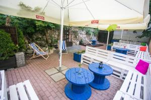 Patio alebo iná vonkajšia časť ubytovania Let's Rock Party Hostel! Age Limit From 18 until 40!