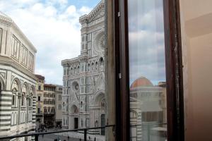 フィレンツェにあるB&B ア フローレンス ビューの窓から大きな建物を望めます。