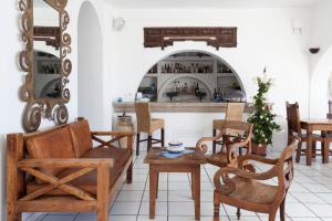 - un salon avec des chaises en bois et un bar dans l'établissement Quartara Boutique Hotel, à Panarea
