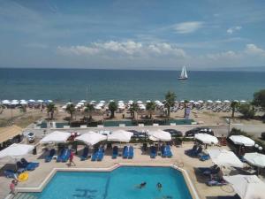 O vedere a piscinei de la sau din apropiere de Santa Beach Hotel