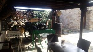 eine Terrasse mit einem Tisch und Stühlen in einem Gebäude in der Unterkunft Agroturismo La Gayria in Tiscamanita