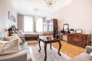 Apartament w centrum Krakowa Krakowska 10 في كراكوف: غرفة معيشة مع أريكة وطاولة