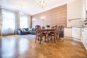 Apartament w centrum Krakowa Krakowska 10 في كراكوف: مطبخ وغرفة معيشة مع طاولة وكراسي