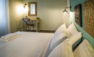A bed or beds in a room at Castelli Olive Press
