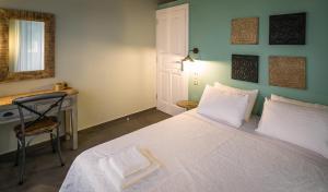 A bed or beds in a room at Castelli Olive Press