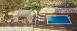 The swimming pool at or close to Castelli Olive Press