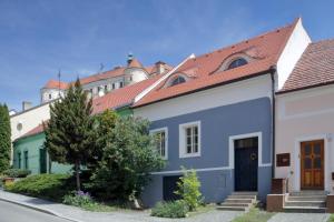 a white house with a red roof at Ubytování v Renesančním domě in Mikulov