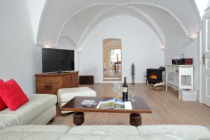 sala de estar con sofá, mesa y chimenea en Ubytování v Renesančním domě, en Mikulov
