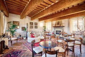 A seating area at B&B Puccini