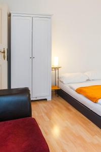 Een bed of bedden in een kamer bij Courtyard Apartment (REARE)