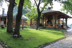 einen hölzernen Pavillon in einem Park mit Bäumen in der Unterkunft Dikii Med in Geletintsy