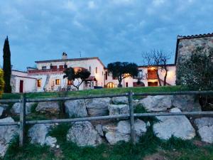 une maison derrière un mur en pierre avec une clôture dans l'établissement B&B El Ranxo, à Franciach