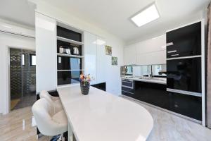 Kuchyň nebo kuchyňský kout v ubytování Apartments Dalmatia Infinity
