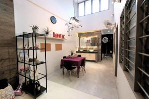 een eetkamer met een tafel en een keuken bij Fivehouz Guest House in Petaling Jaya