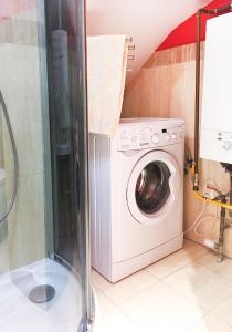 ソポトにあるStudio Zenのバスルーム(シャワー付)の洗濯機と乾燥機が備わります。