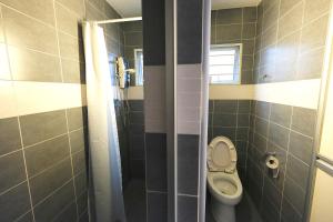 een badkamer met een toilet en een douchecabine bij Fivehouz Guest House in Petaling Jaya +33 foto's