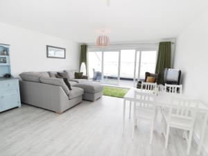 a living room with a couch and a table and chairs at Welymora in Pwllheli