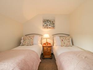 Llit o llits en una habitació de Woodhead Farm Cottage