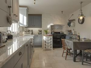 Kuchyň nebo kuchyňský kout v ubytování 1 Florence Place