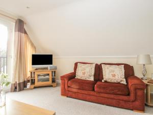 
a living room filled with furniture and a couch at Cairnside, Callington in Callington
