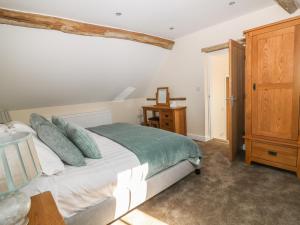 Katil atau katil-katil dalam bilik di Firtree Cottage