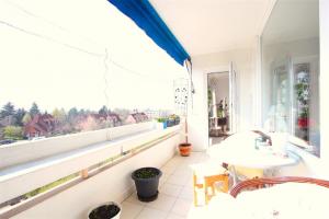 Habitación grande con ventana grande y mesa blanca. en Private Room en Hannover