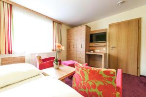 Televízia a/alebo spoločenská miestnosť v ubytovaní Hotel Schladmingerhof